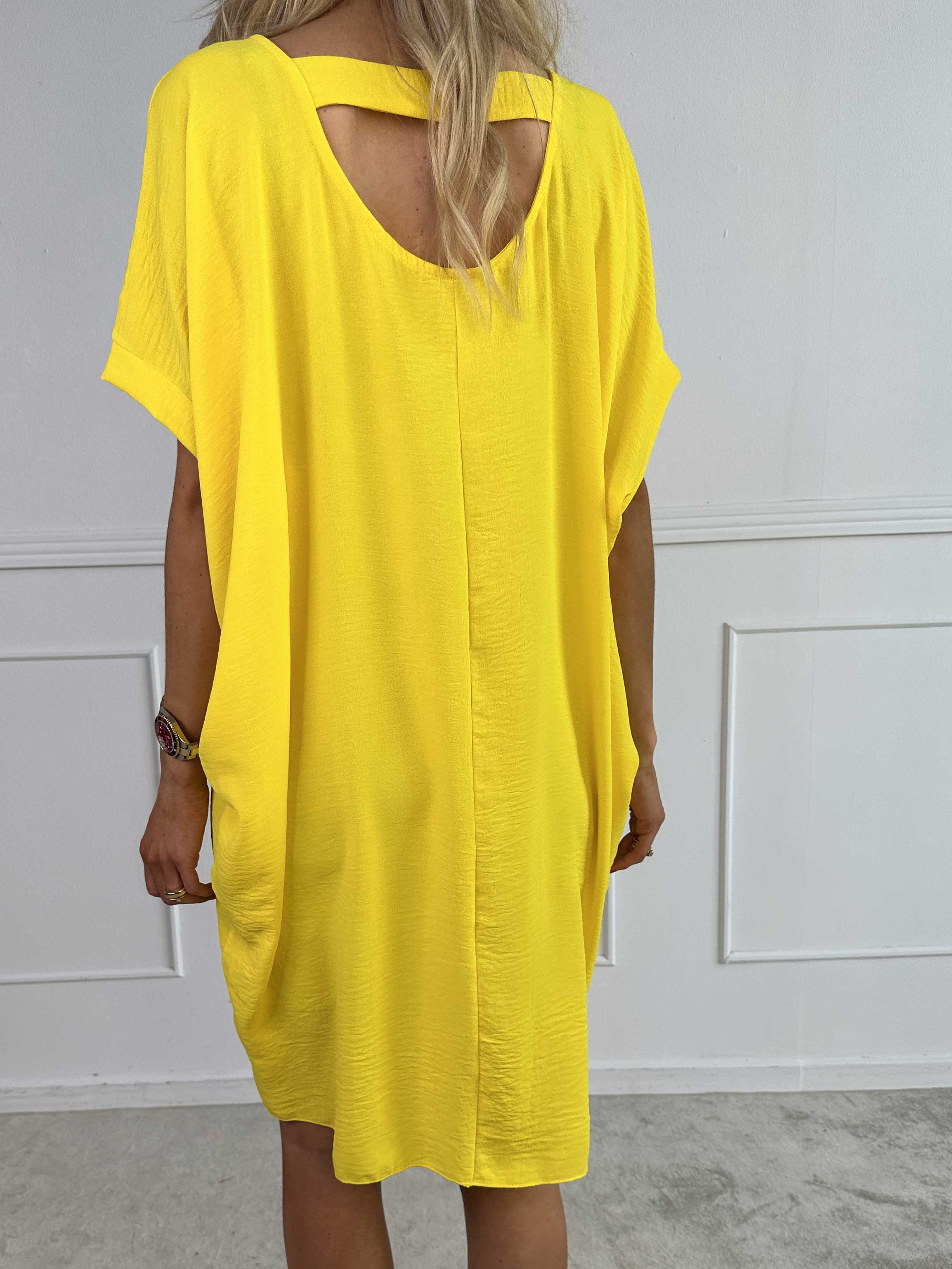 Bine - Sød kjole i løs pasform med guld print på brystet